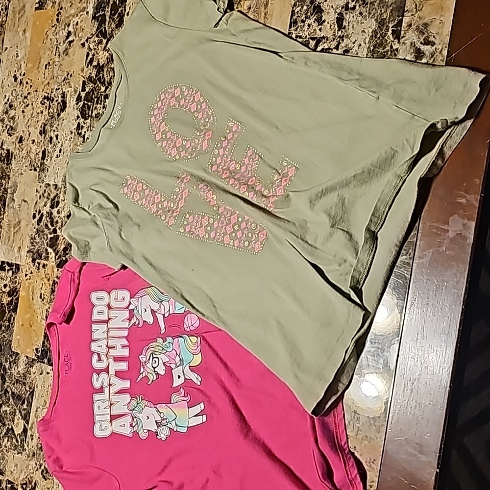 2 children place graphic tee